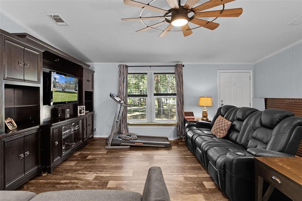 For Sale: $360,000 (3 beds, 2 baths, 1291 Square Feet)