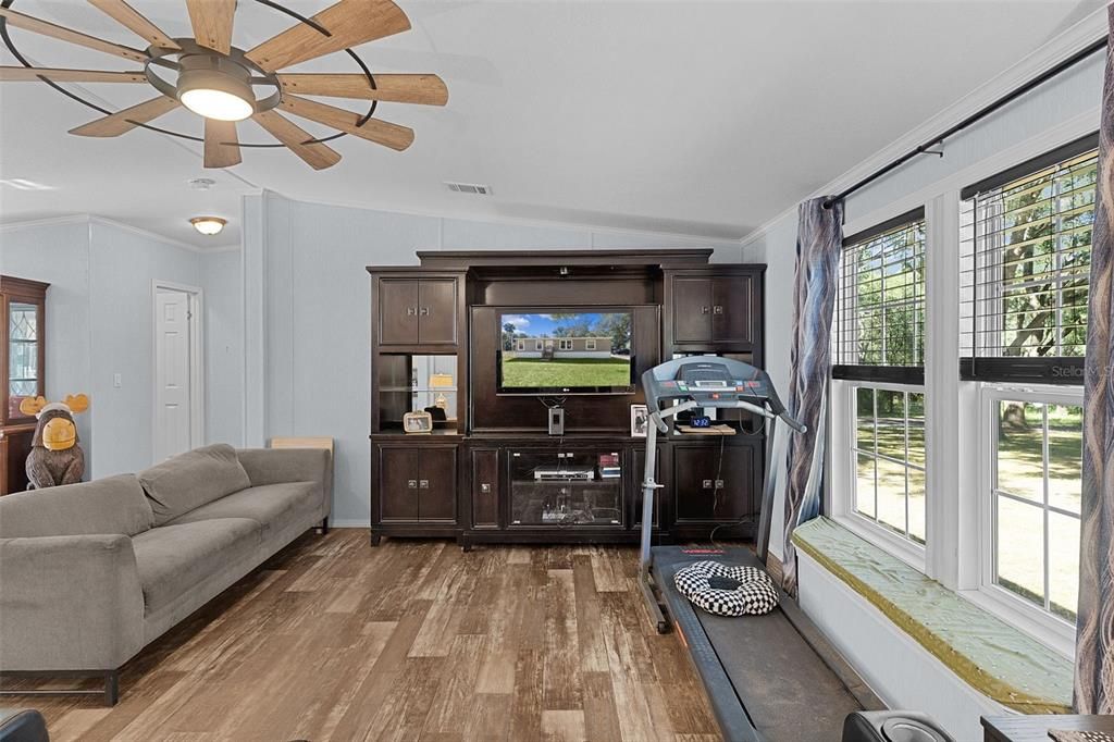 For Sale: $360,000 (3 beds, 2 baths, 1291 Square Feet)