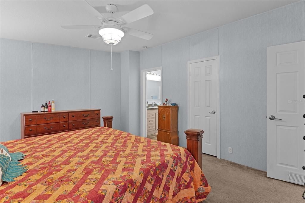 For Sale: $360,000 (3 beds, 2 baths, 1291 Square Feet)