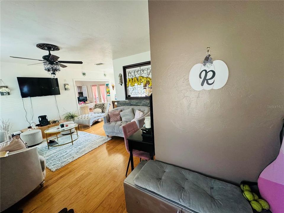 For Sale: $369,000 (3 beds, 1 baths, 1181 Square Feet)