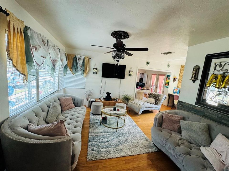For Sale: $369,000 (3 beds, 1 baths, 1181 Square Feet)