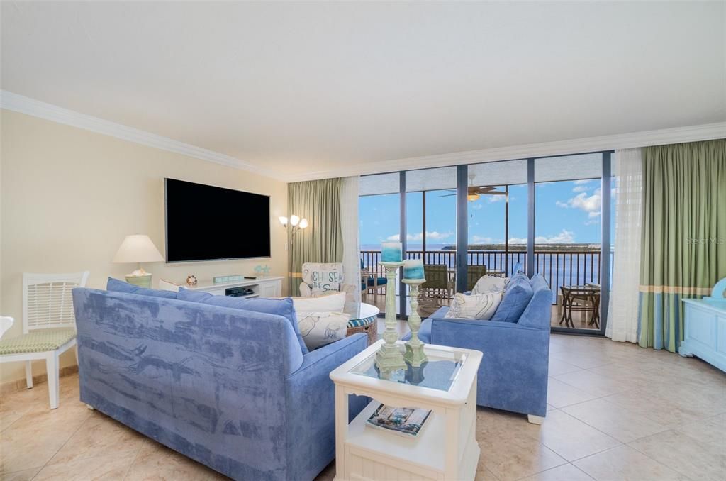 For Sale: $649,000 (2 beds, 2 baths, 1108 Square Feet)