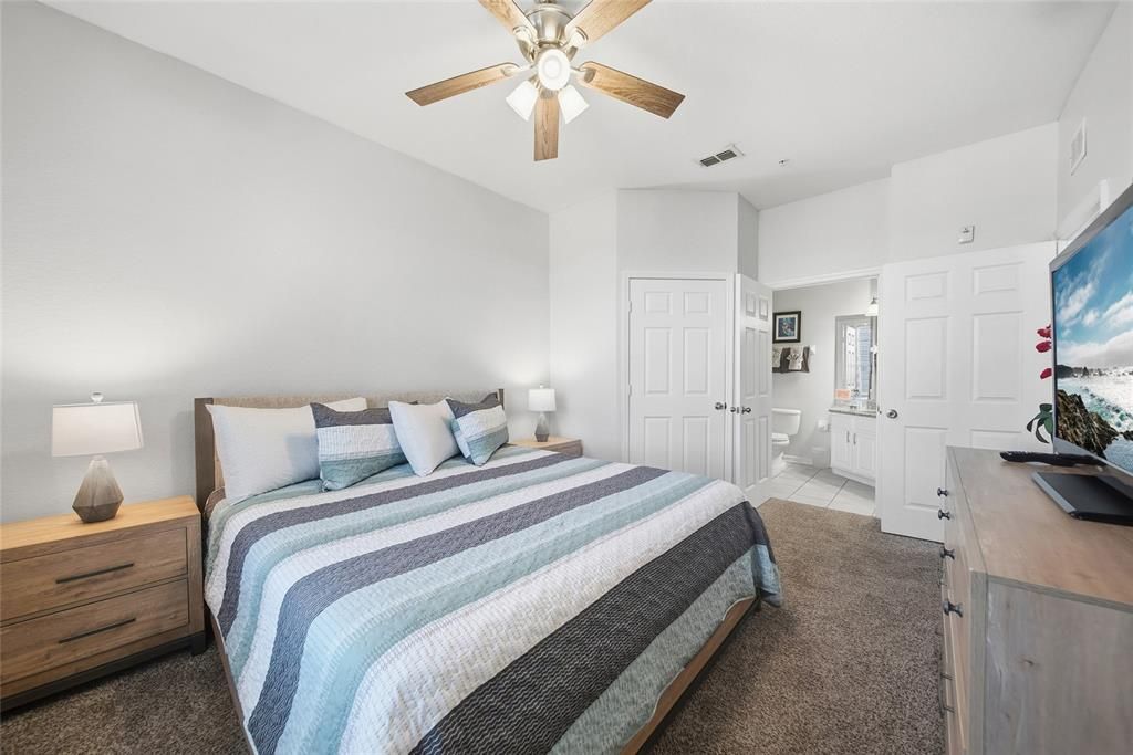 For Sale: $295,000 (2 beds, 2 baths, 1081 Square Feet)