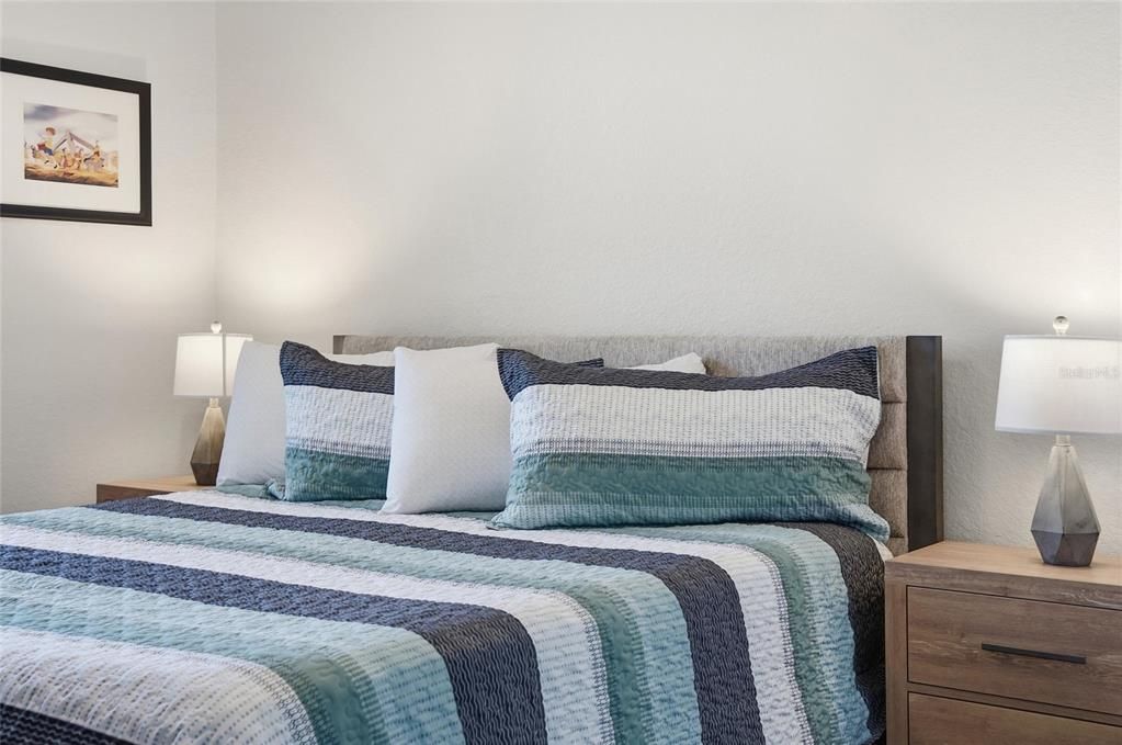 For Sale: $295,000 (2 beds, 2 baths, 1081 Square Feet)