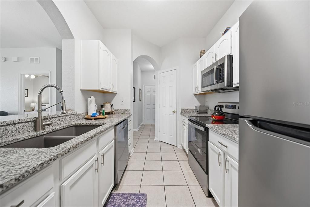 For Sale: $295,000 (2 beds, 2 baths, 1081 Square Feet)