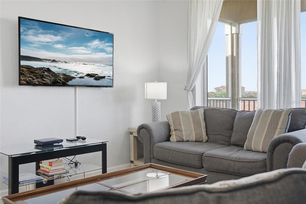 For Sale: $295,000 (2 beds, 2 baths, 1081 Square Feet)