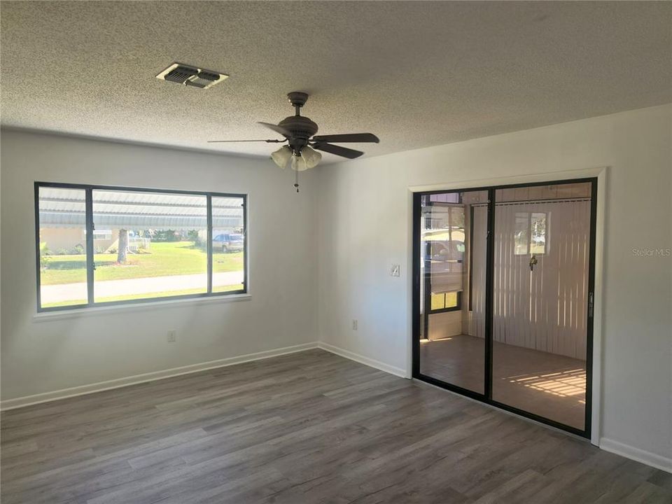 For Sale: $144,900 (2 beds, 1 baths, 864 Square Feet)