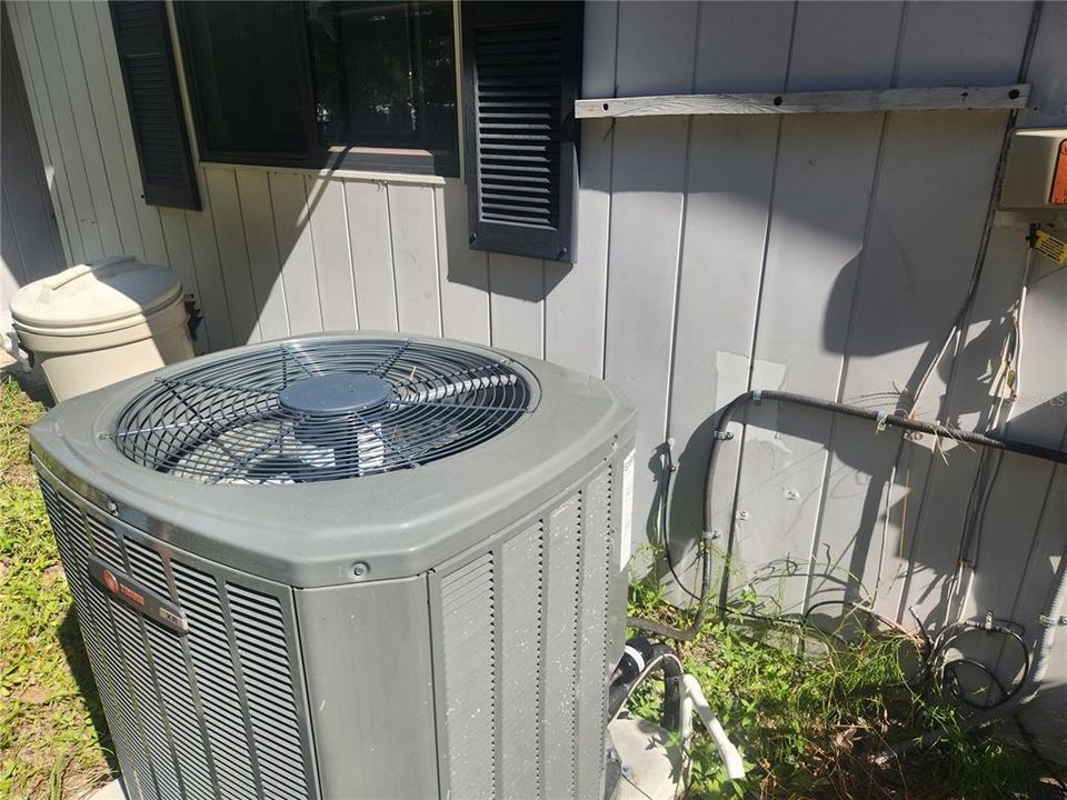 For Sale: $144,900 (2 beds, 1 baths, 864 Square Feet)