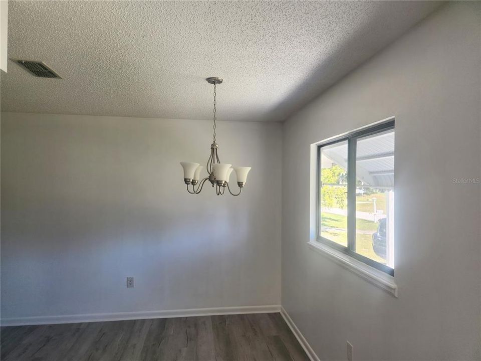 For Sale: $144,900 (2 beds, 1 baths, 864 Square Feet)