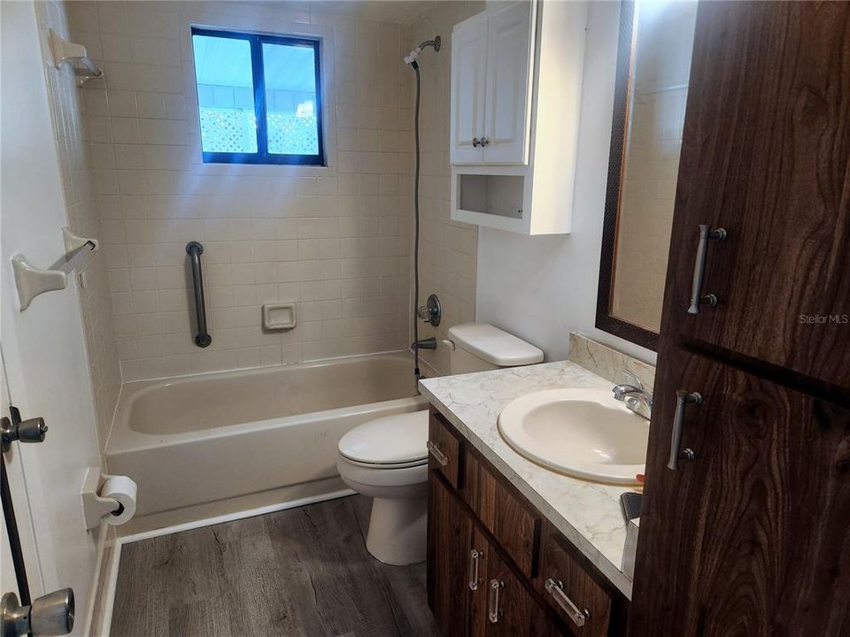 For Sale: $144,900 (2 beds, 1 baths, 864 Square Feet)