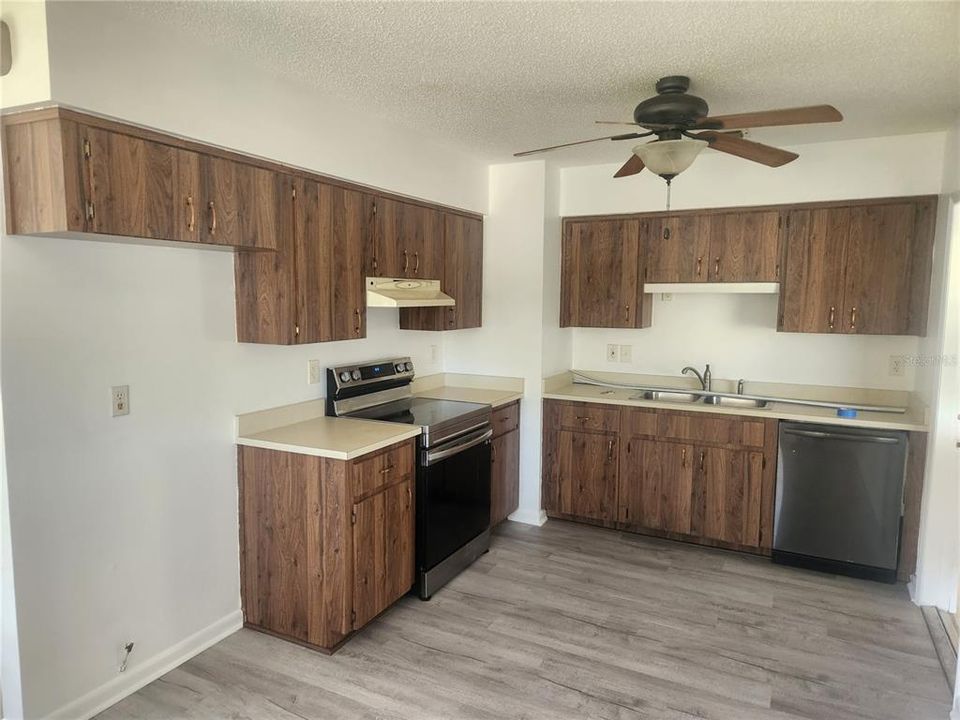 For Sale: $144,900 (2 beds, 1 baths, 864 Square Feet)