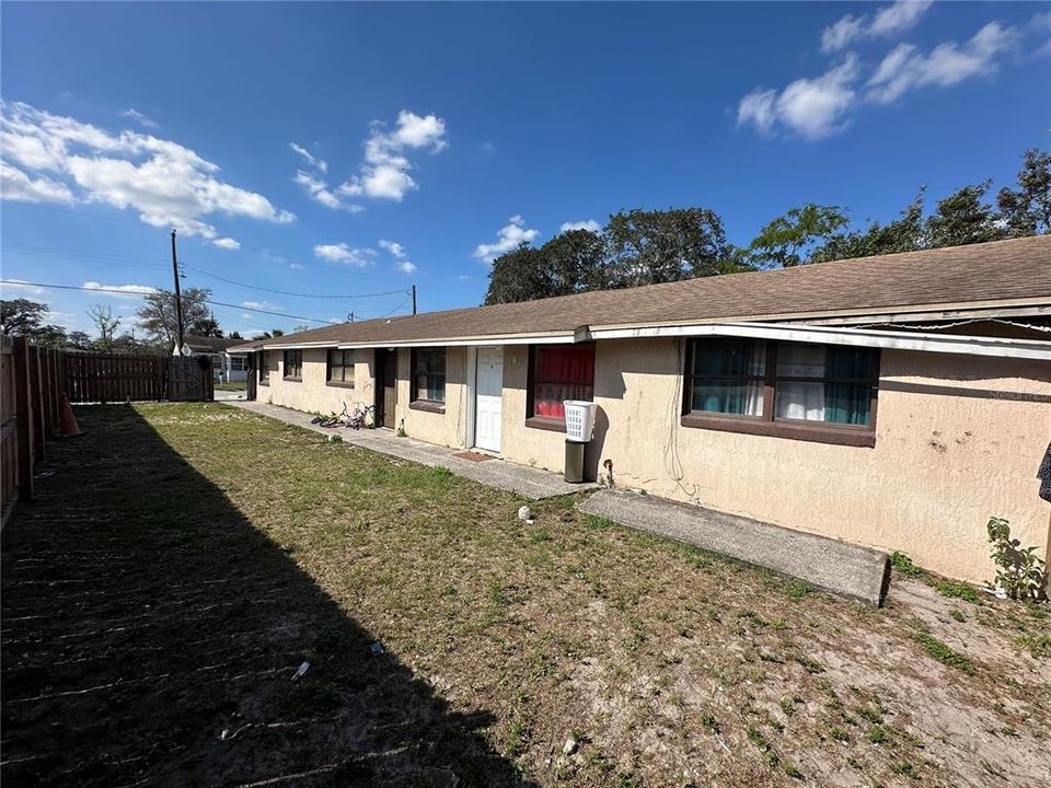 合同活跃: $325,000 (6 贝兹, 0 浴室, 1950 平方英尺)