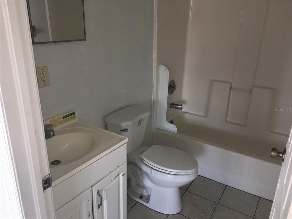 合同活跃: $325,000 (6 贝兹, 0 浴室, 1950 平方英尺)