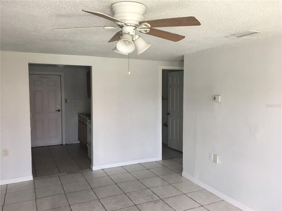 合同活跃: $325,000 (6 贝兹, 0 浴室, 1950 平方英尺)