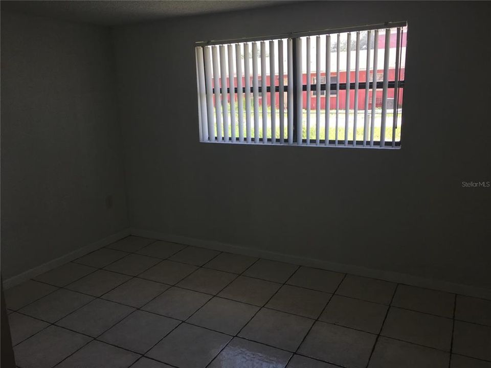 合同活跃: $325,000 (6 贝兹, 0 浴室, 1950 平方英尺)