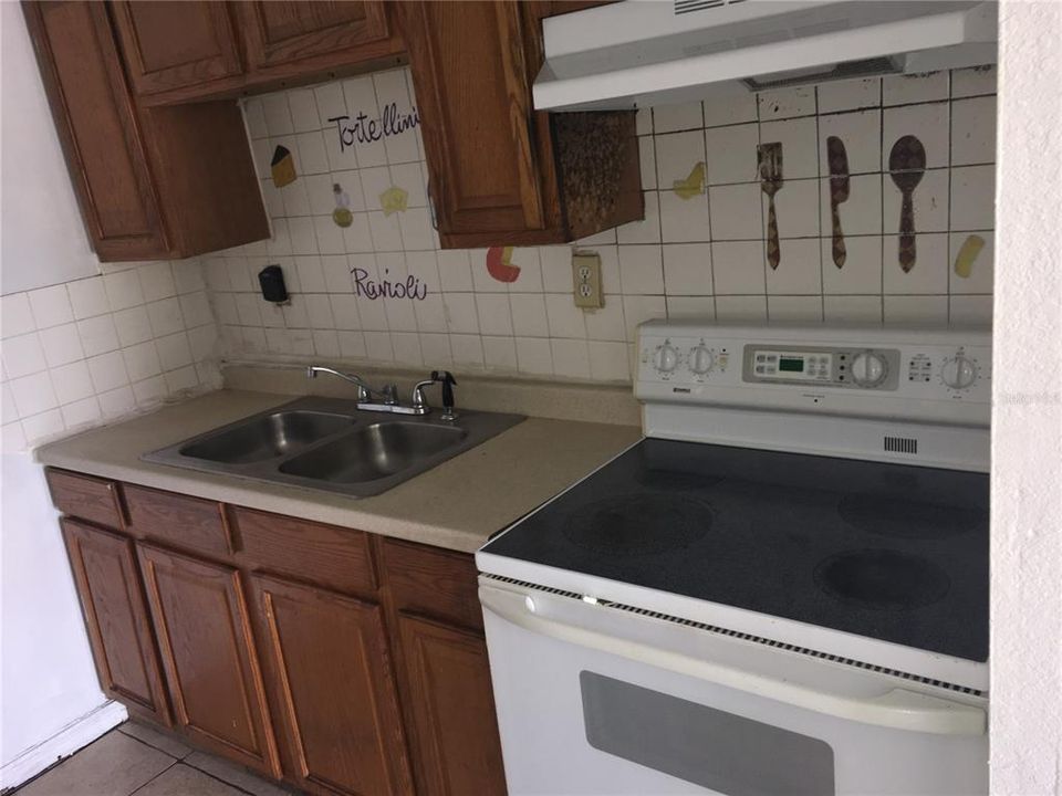 合同活跃: $325,000 (6 贝兹, 0 浴室, 1950 平方英尺)