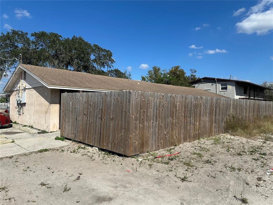 合同活跃: $325,000 (6 贝兹, 0 浴室, 1950 平方英尺)