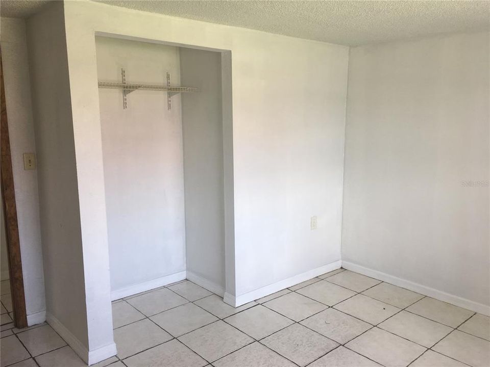 合同活跃: $325,000 (6 贝兹, 0 浴室, 1950 平方英尺)