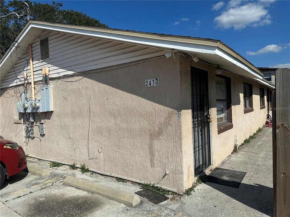 合同活跃: $325,000 (6 贝兹, 0 浴室, 1950 平方英尺)