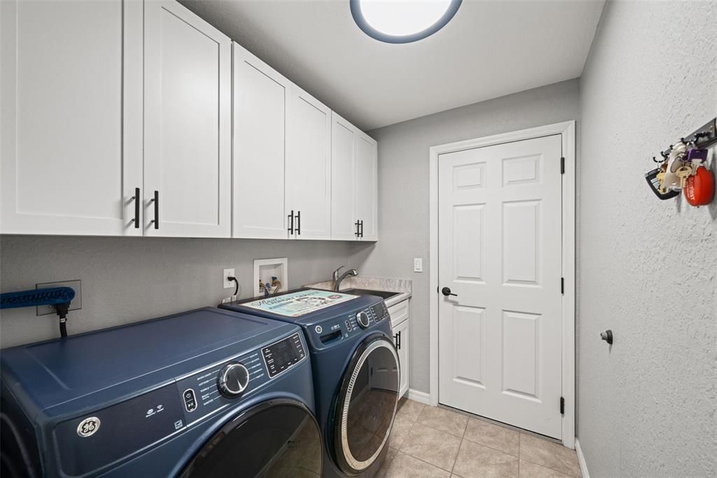 Под контрактом: $625,000 (4 спален, 2 ванн, 2414 Квадратных фут)