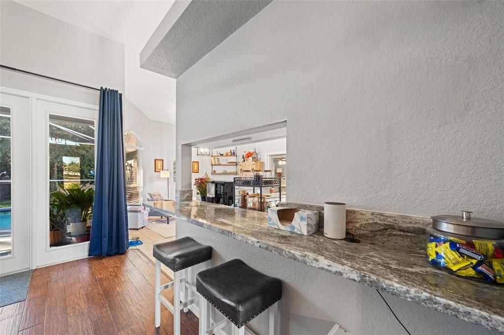 Под контрактом: $625,000 (4 спален, 2 ванн, 2414 Квадратных фут)