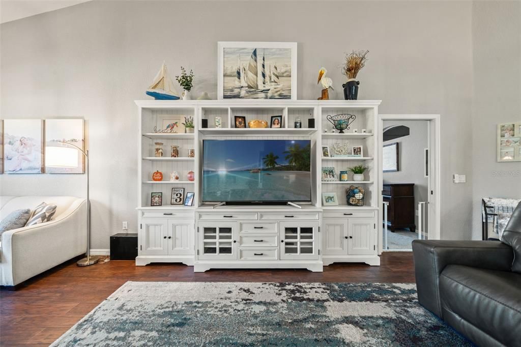 Под контрактом: $625,000 (4 спален, 2 ванн, 2414 Квадратных фут)