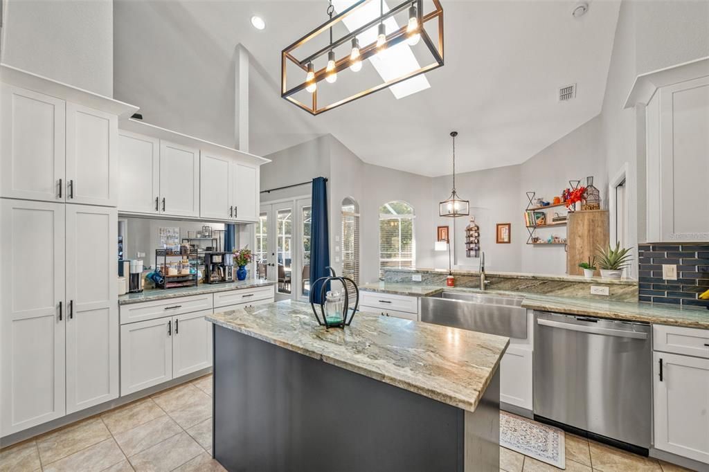 Под контрактом: $625,000 (4 спален, 2 ванн, 2414 Квадратных фут)