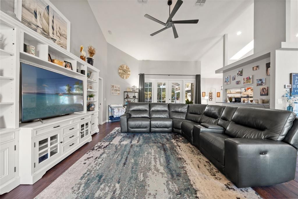 Под контрактом: $625,000 (4 спален, 2 ванн, 2414 Квадратных фут)