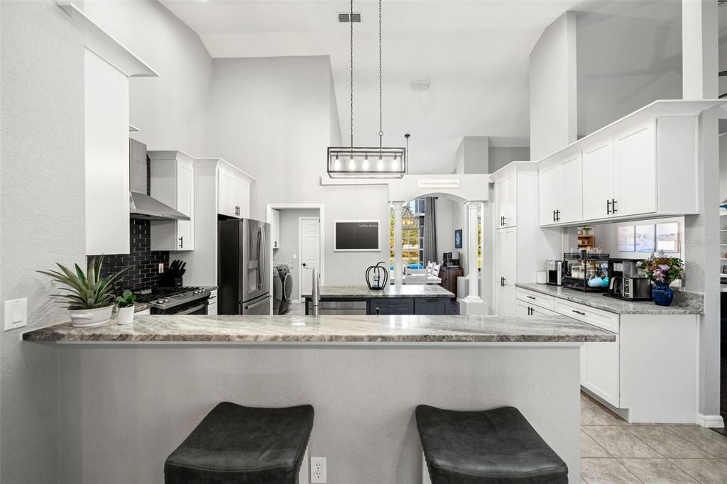 Под контрактом: $625,000 (4 спален, 2 ванн, 2414 Квадратных фут)