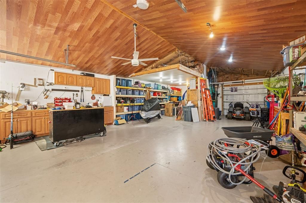 Под контрактом: $625,000 (4 спален, 2 ванн, 2414 Квадратных фут)