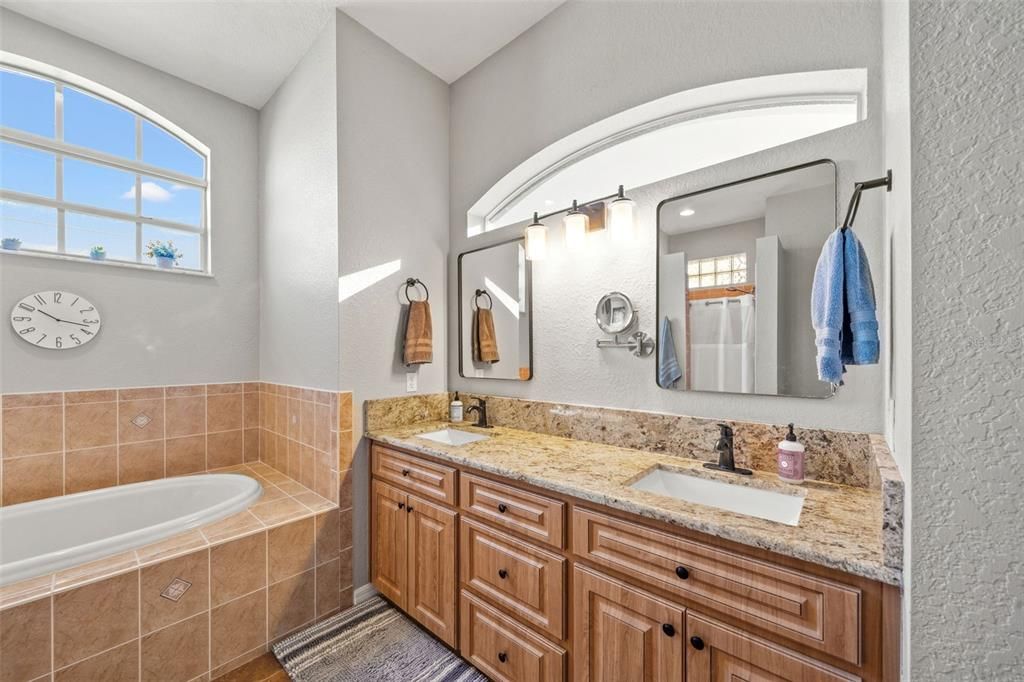 Под контрактом: $625,000 (4 спален, 2 ванн, 2414 Квадратных фут)