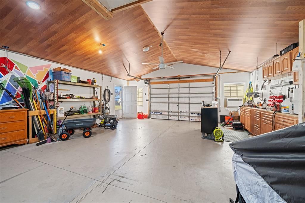 Под контрактом: $625,000 (4 спален, 2 ванн, 2414 Квадратных фут)