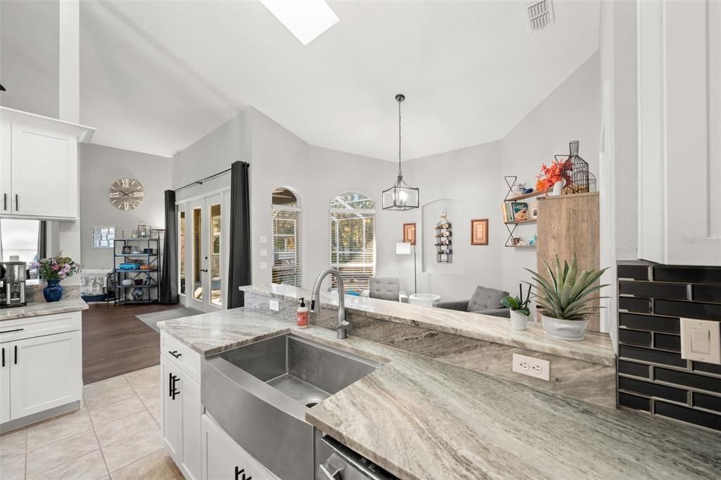 Под контрактом: $625,000 (4 спален, 2 ванн, 2414 Квадратных фут)