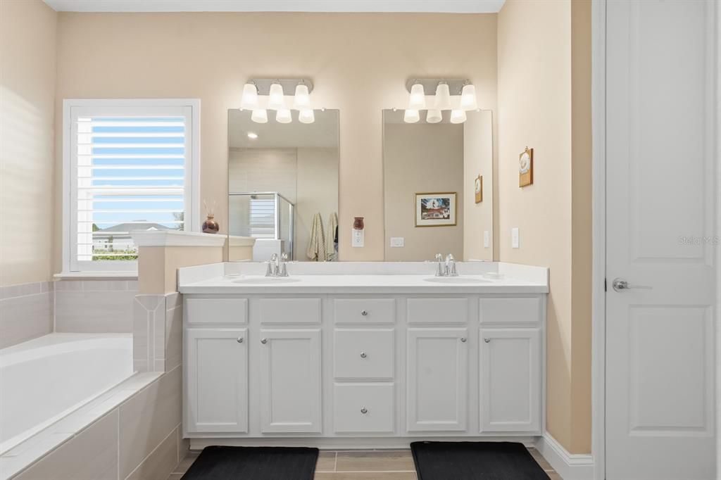 待售: $425,500 (4 贝兹, 3 浴室, 2027 平方英尺)