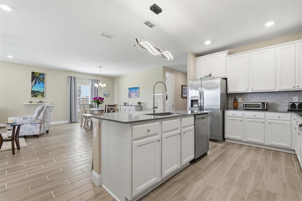 待售: $425,500 (4 贝兹, 3 浴室, 2027 平方英尺)