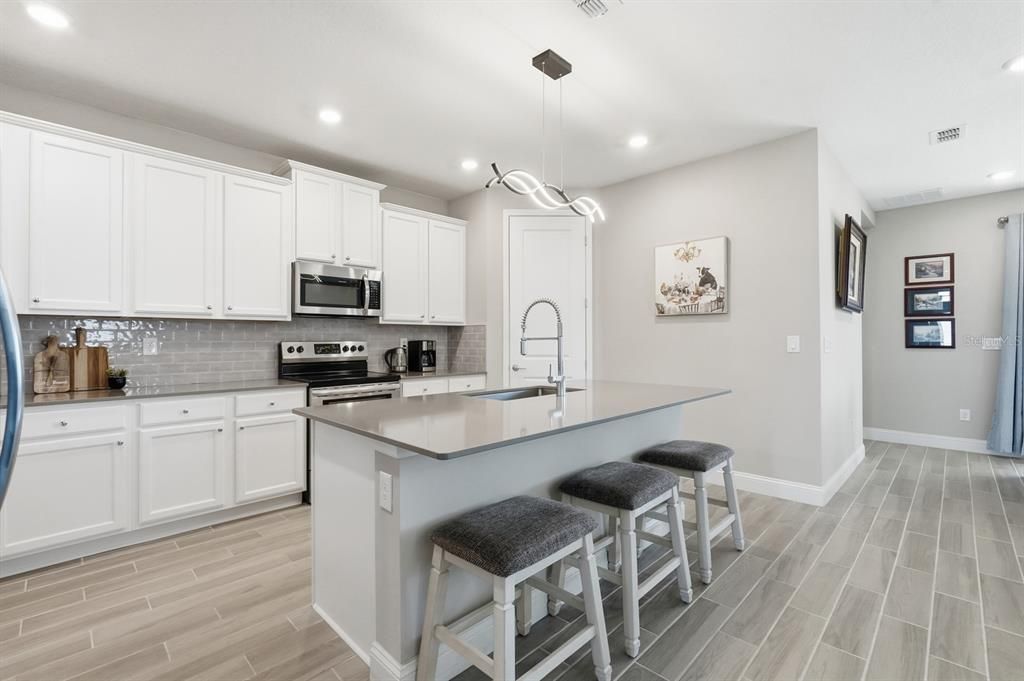 待售: $425,500 (4 贝兹, 3 浴室, 2027 平方英尺)