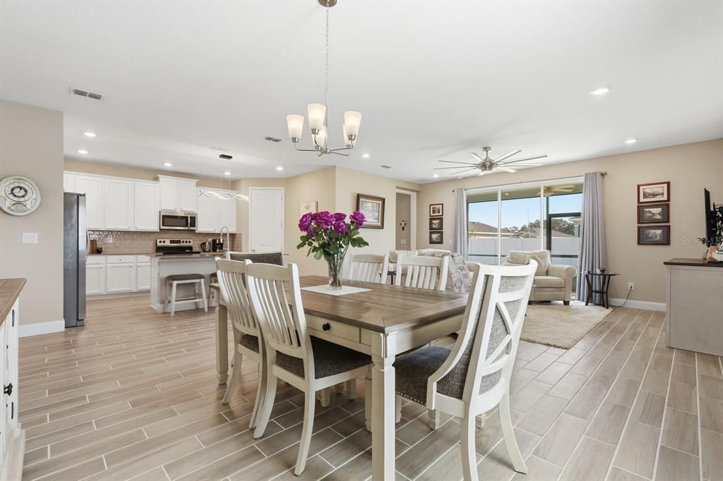 待售: $425,500 (4 贝兹, 3 浴室, 2027 平方英尺)