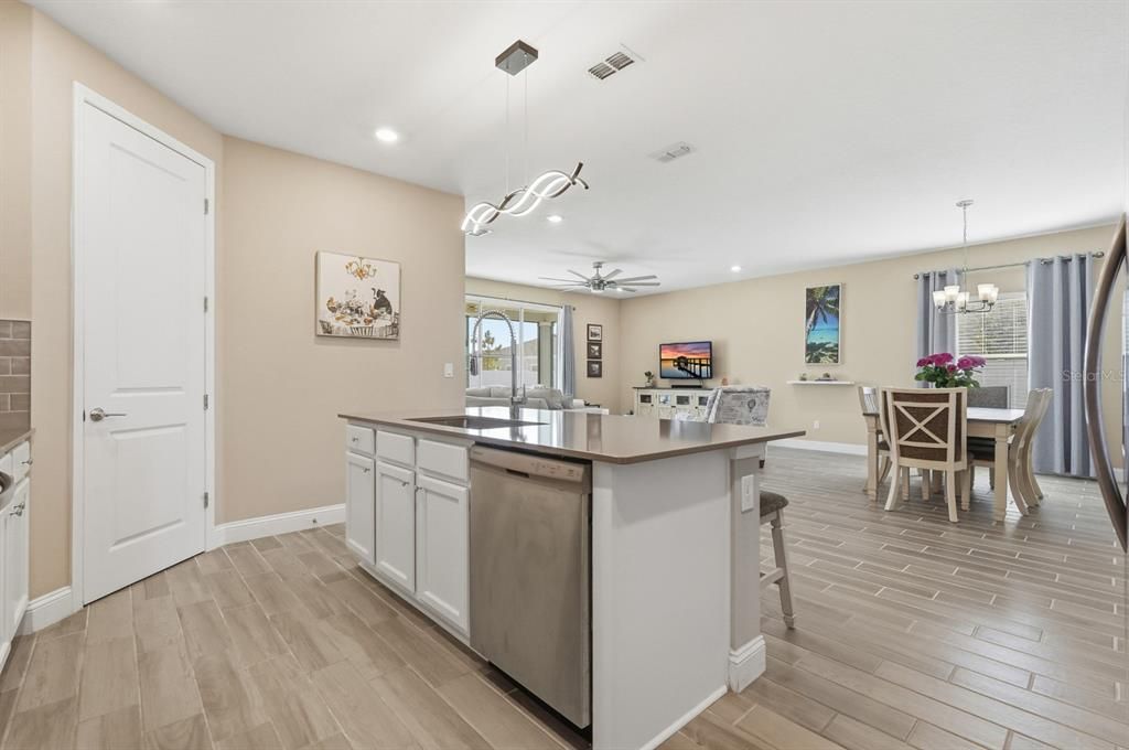 待售: $425,500 (4 贝兹, 3 浴室, 2027 平方英尺)