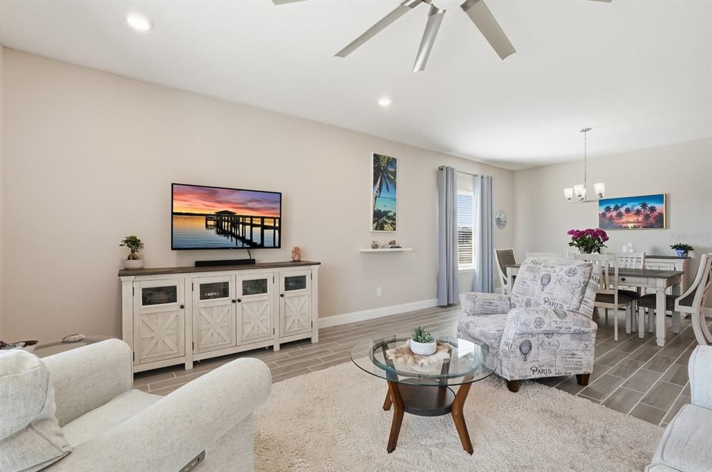 待售: $425,500 (4 贝兹, 3 浴室, 2027 平方英尺)