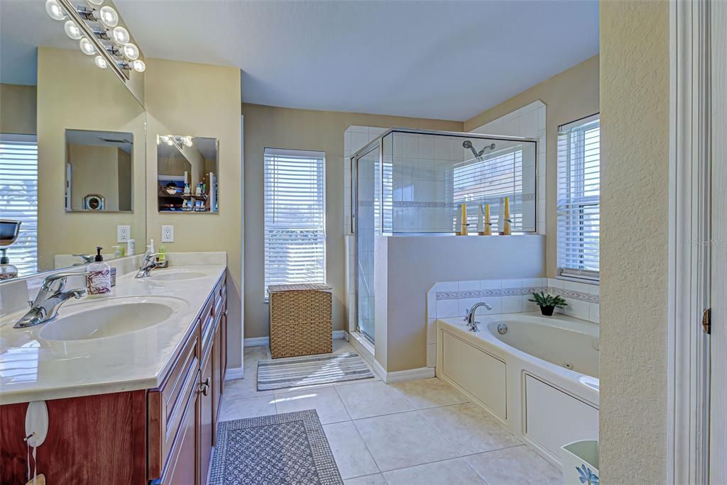 合同活跃: $439,500 (4 贝兹, 2 浴室, 2239 平方英尺)