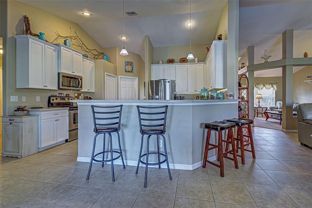 合同活跃: $439,500 (4 贝兹, 2 浴室, 2239 平方英尺)