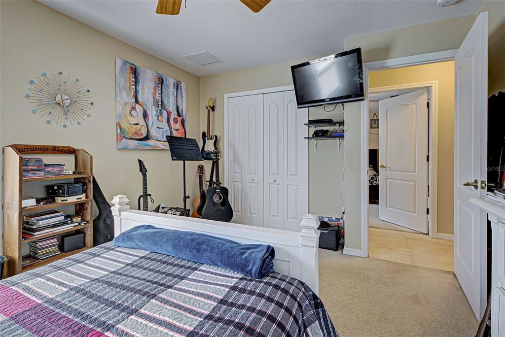 合同活跃: $439,500 (4 贝兹, 2 浴室, 2239 平方英尺)