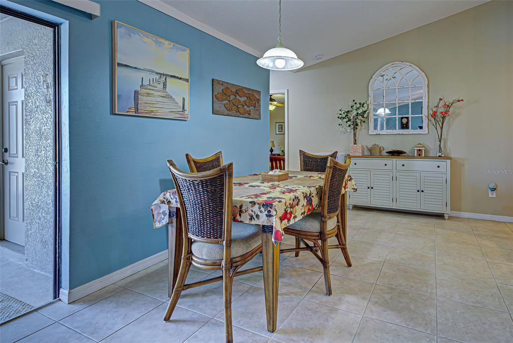 合同活跃: $439,500 (4 贝兹, 2 浴室, 2239 平方英尺)