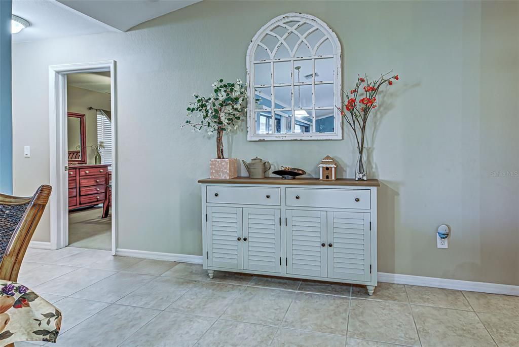 合同活跃: $439,500 (4 贝兹, 2 浴室, 2239 平方英尺)