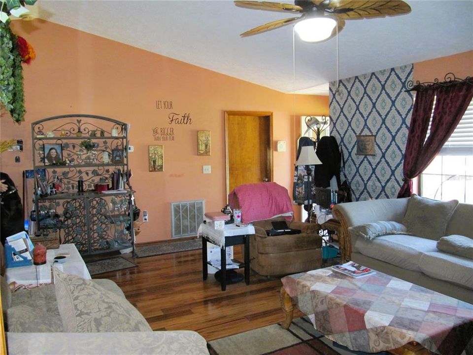 Activo con contrato: $218,000 (3 camas, 2 baños, 1200 Pies cuadrados)