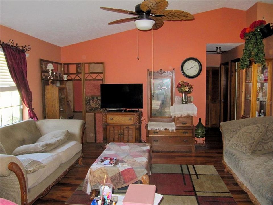 Activo con contrato: $218,000 (3 camas, 2 baños, 1200 Pies cuadrados)