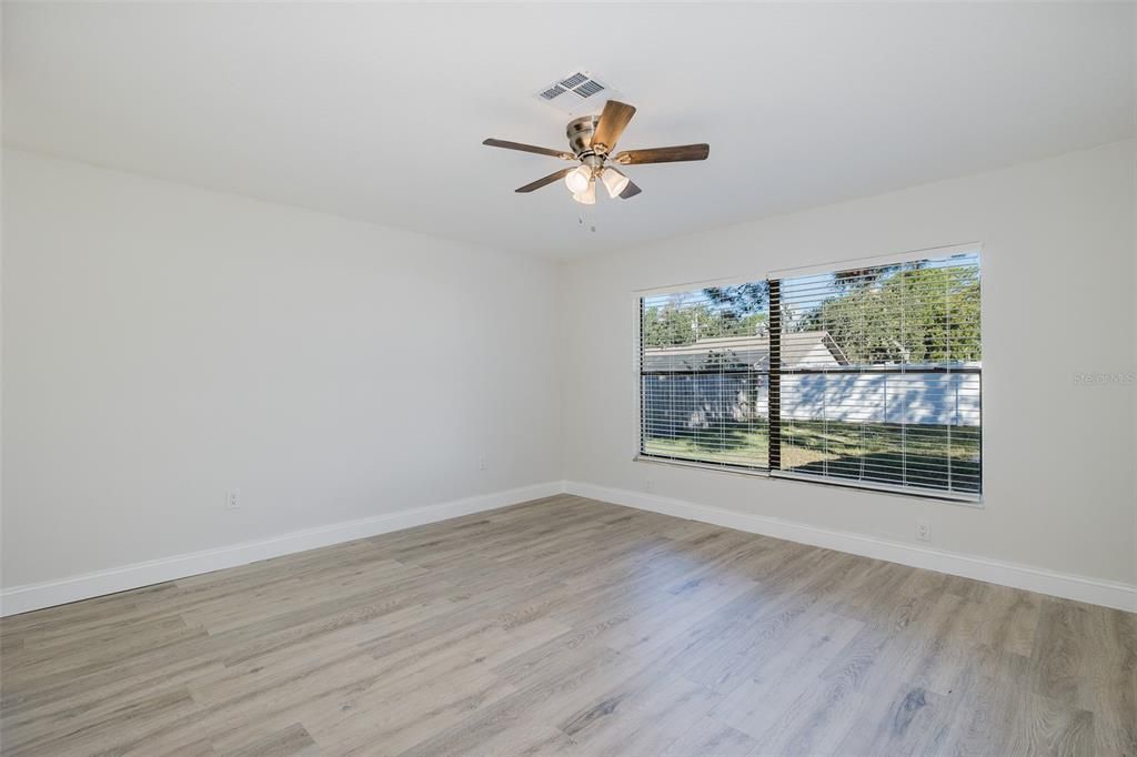 Под контрактом: $289,900 (3 спален, 2 ванн, 1523 Квадратных фут)