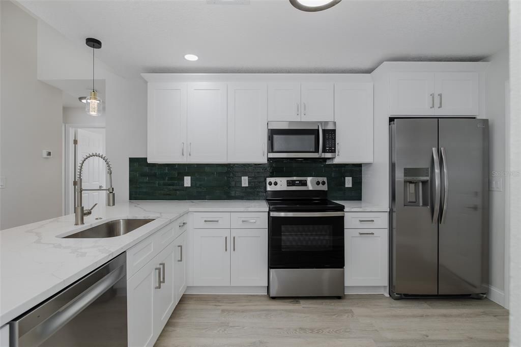 Под контрактом: $289,900 (3 спален, 2 ванн, 1523 Квадратных фут)