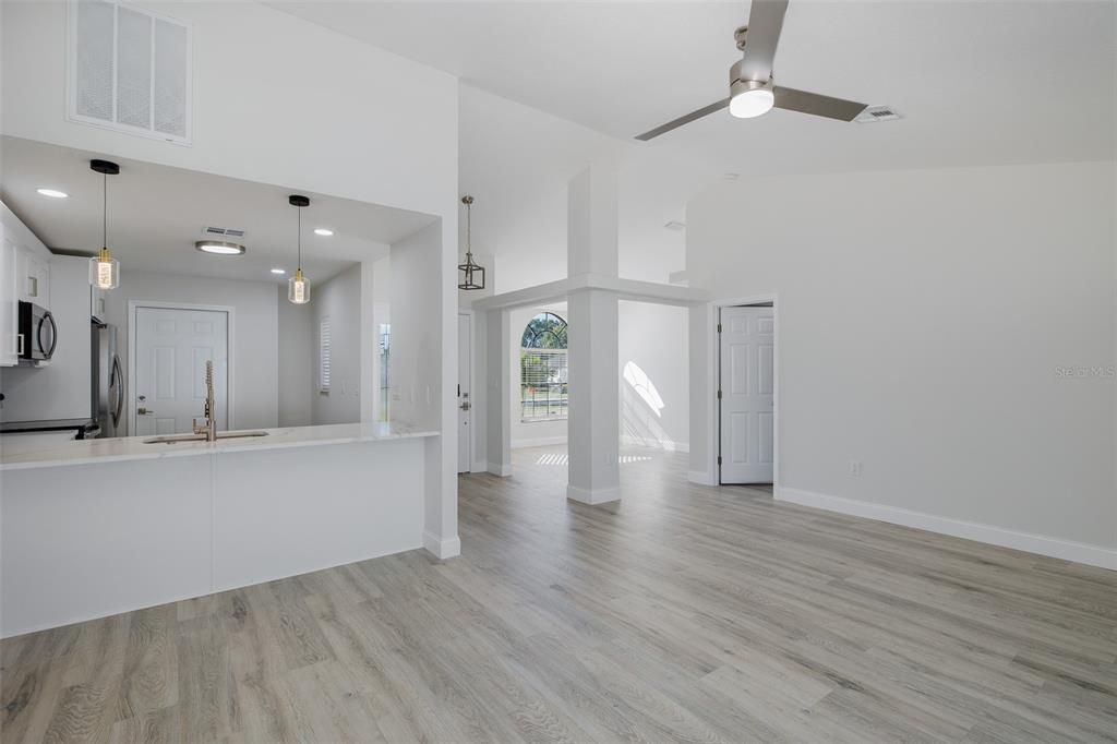 Под контрактом: $289,900 (3 спален, 2 ванн, 1523 Квадратных фут)