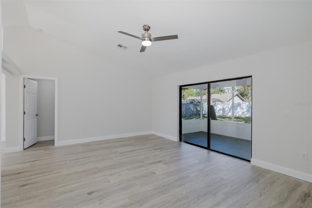 Под контрактом: $289,900 (3 спален, 2 ванн, 1523 Квадратных фут)